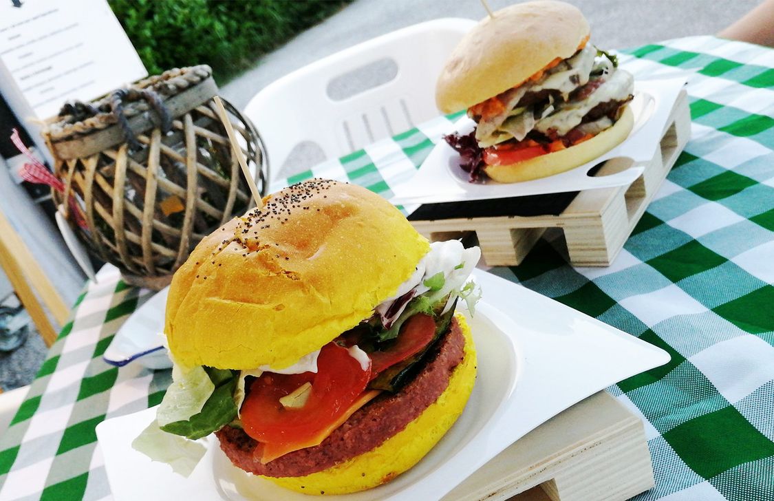 Queens Truck By Regina Di Cuori - Hamburger Queens Truck By Regina Di Cuori - Hamburger