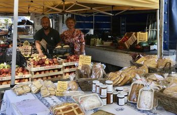 Grande successo per il mercato dei produttori agricoli in via del Mare